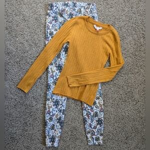 Jeggings & light sweater